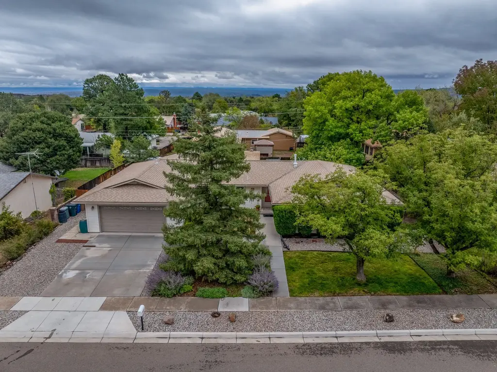 117 Sherwood Boulevard, White Rock