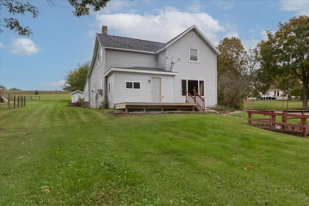 826 E 3rd Avenue, Durand