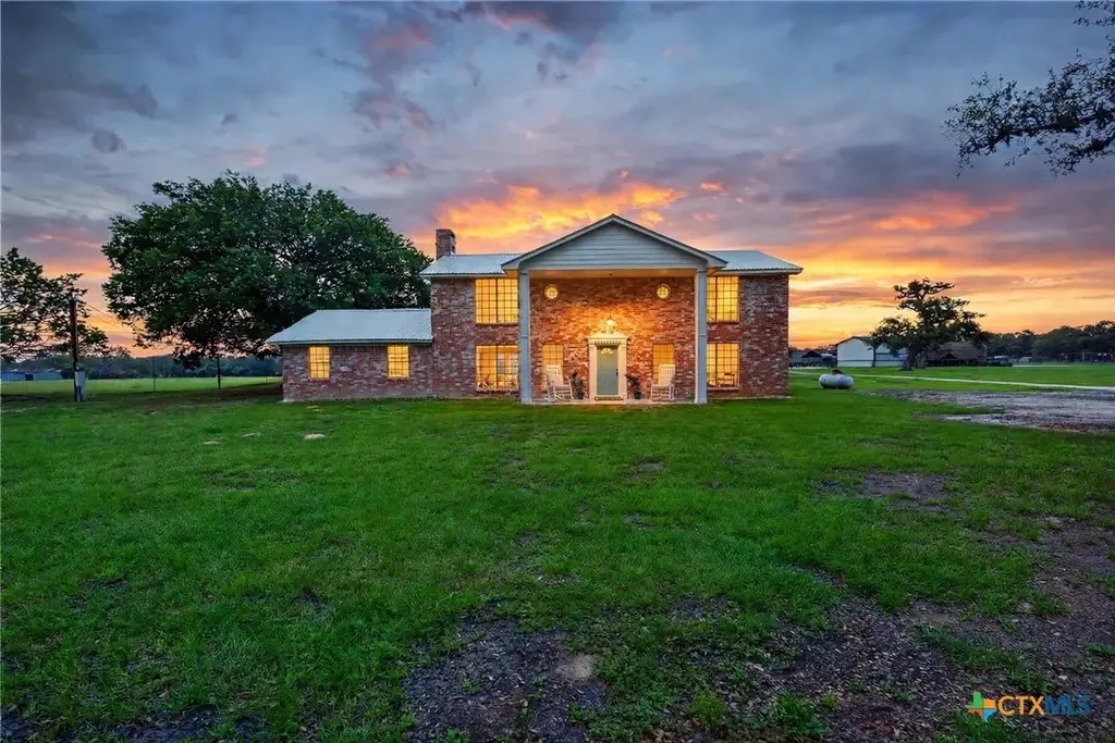 6072 County Road 122, Hallettsville