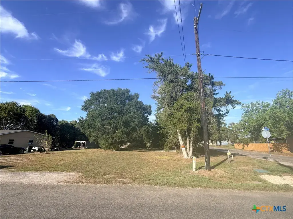 506 N East St, Edna