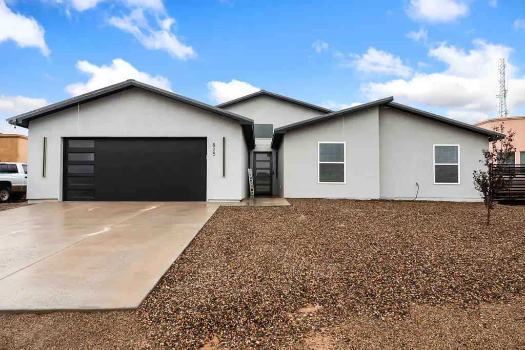 825 3rd Street Ne, Rio Rancho