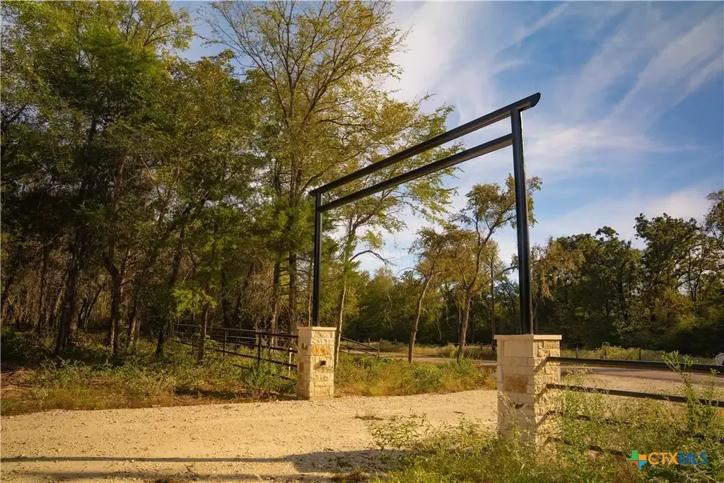12424 Red Hill Road, Hearne
