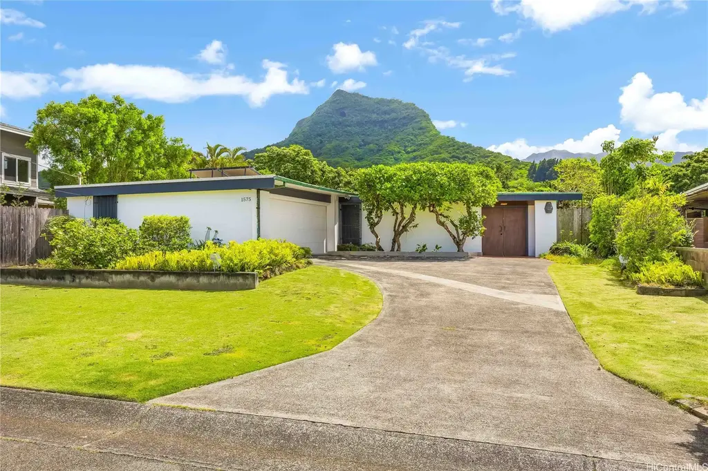 1575 Ulupii Street, Kailua