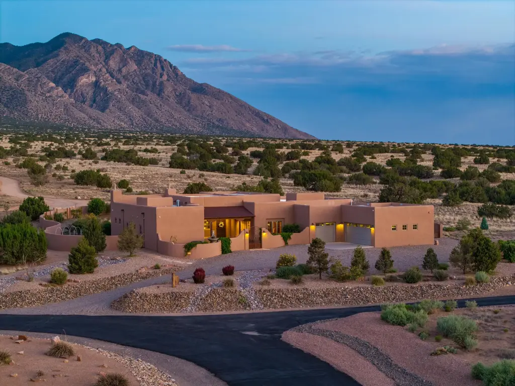 35 Apache Mesa Road, Placitas