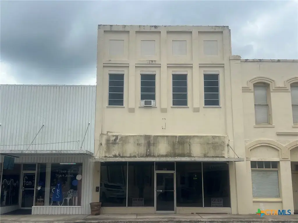 210 W Grand Avenue, Yoakum