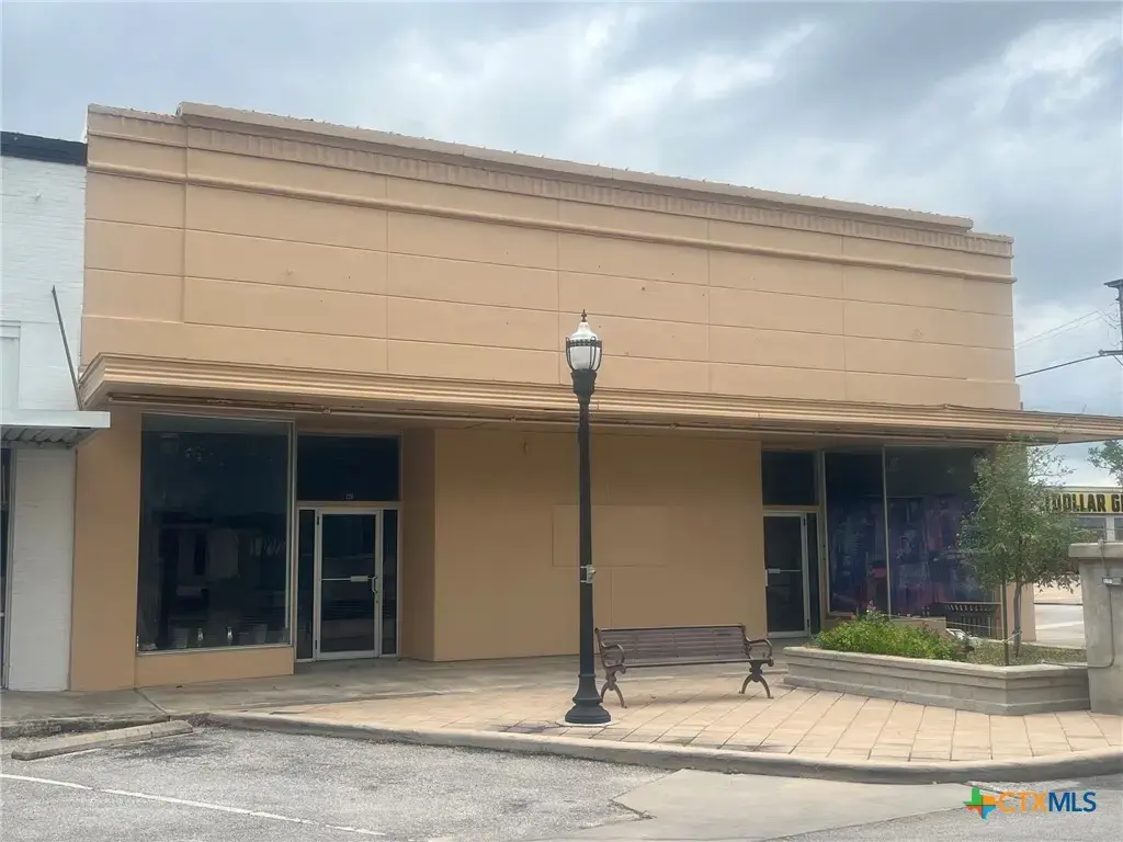 222 W Grand Avenue, Yoakum