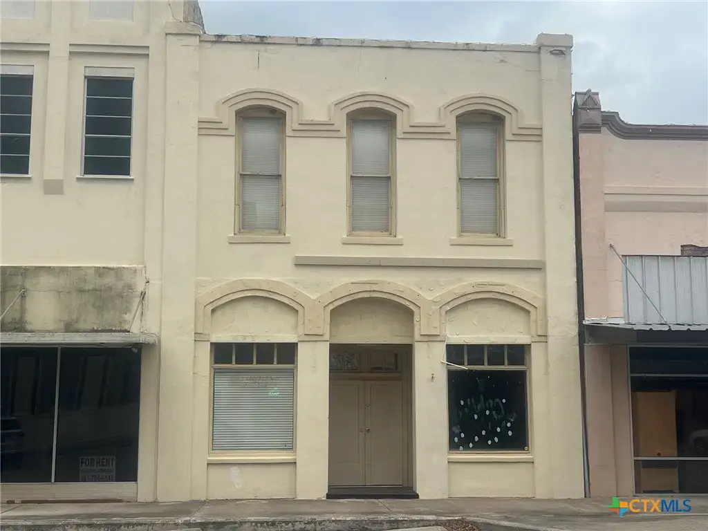 212 W Grand Avenue, Yoakum