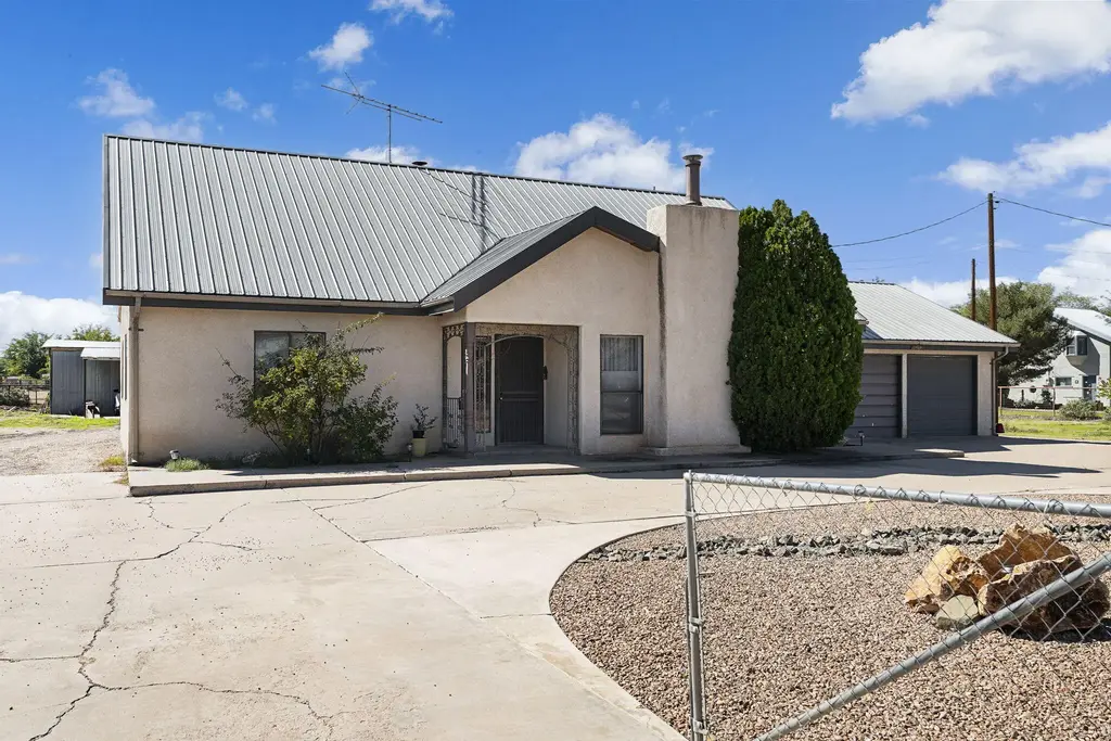 2410 Sunshine Road Sw, Albuquerque