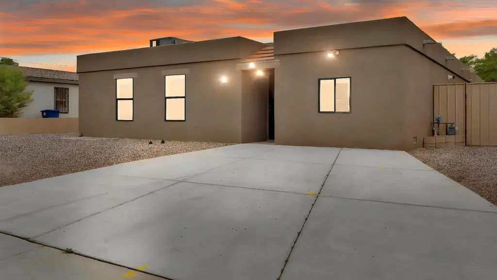 112 Hilton Avenue Nw, Albuquerque