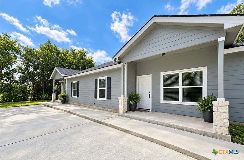 911 E Seideman Street, Seguin