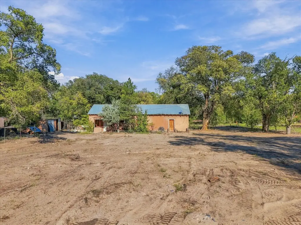 604 County Road 1, Hernandez