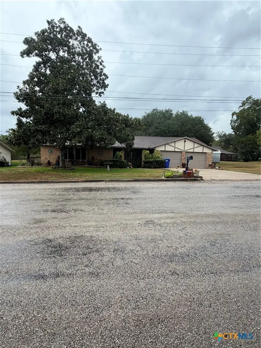 904 Carroll Dr, Yoakum