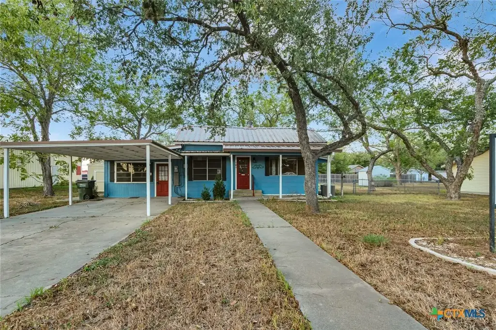 105 Ward Street, Cuero