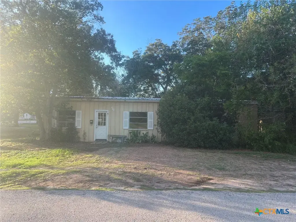 101 Walter Street, Yoakum