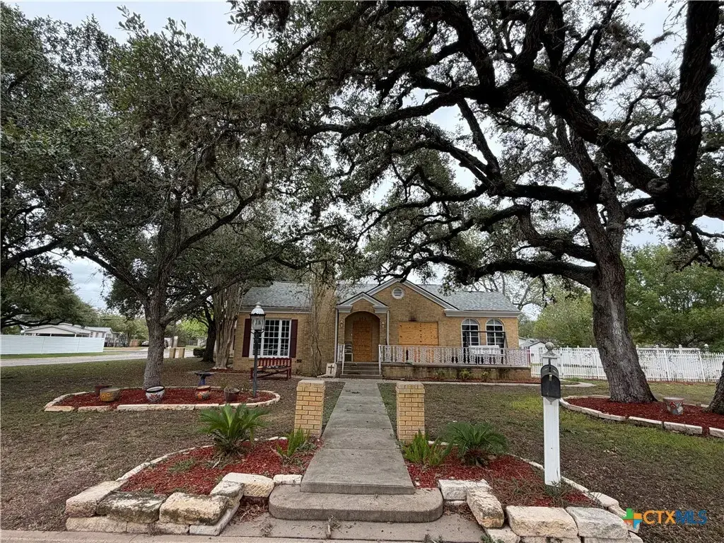 302 3rd St, Cuero
