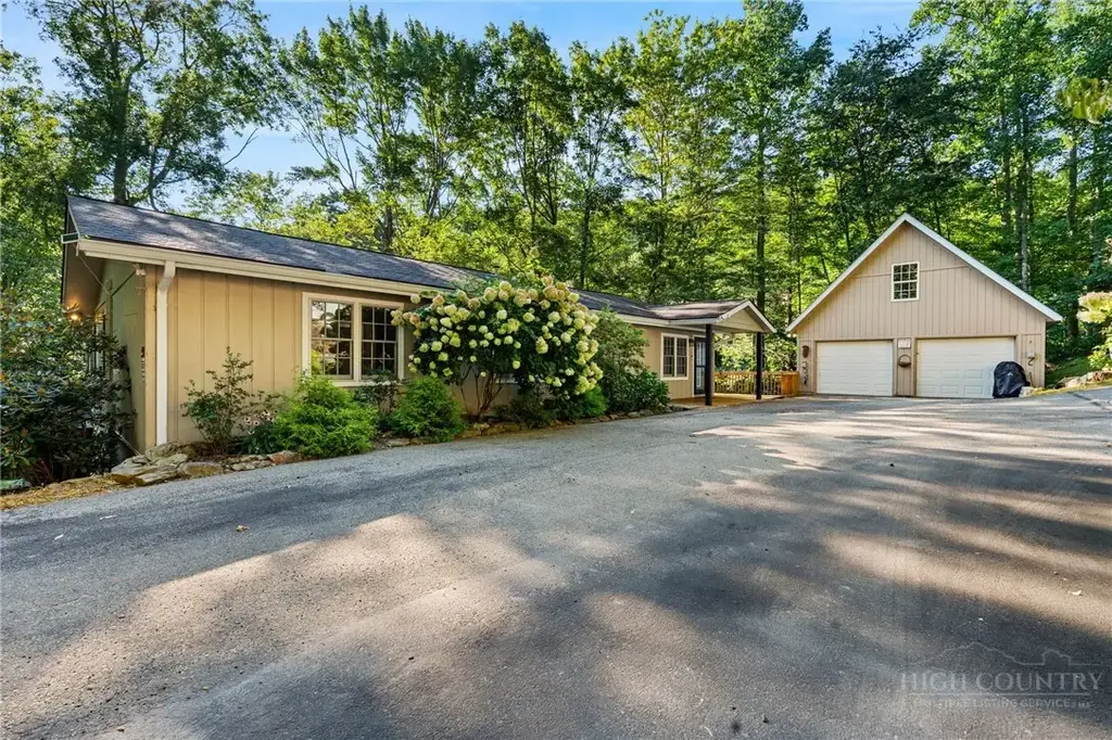 150 Watauga River Road, Banner Elk