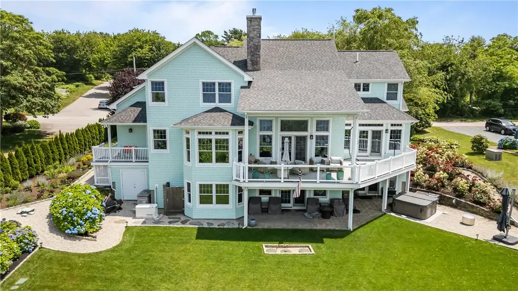 121 Seaside Dr, Jamestown