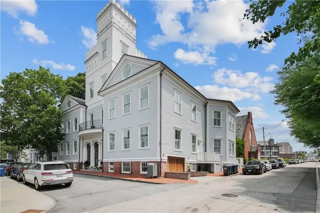 50 School St # 8, Newport