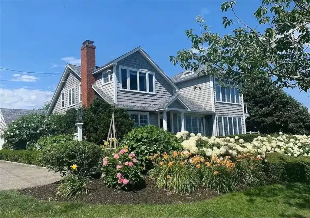 124 Memorial Blvd, Newport