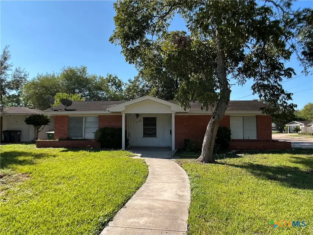 2101 E Mesquite Lane, Victoria