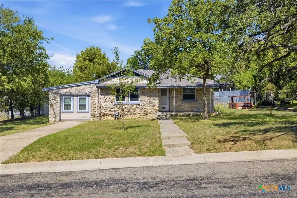 1112 W 1st Street, Lampasas