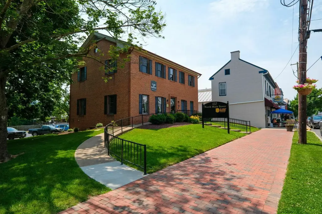 122 N Main St 301, Woodstock
