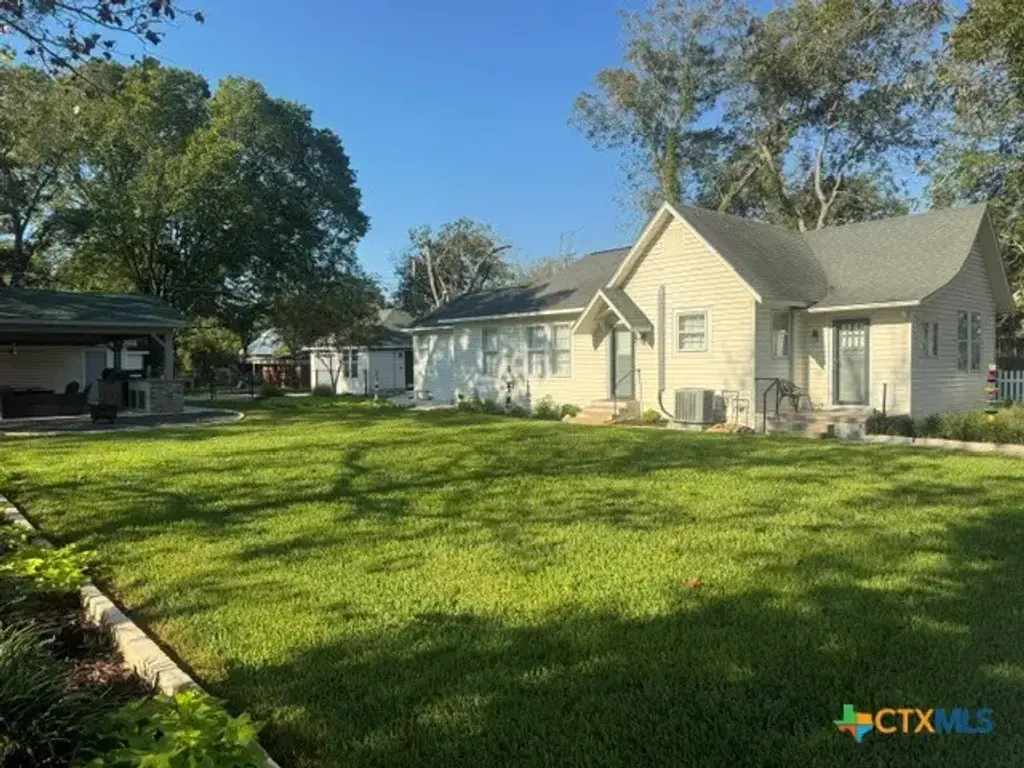 213 W Broadway Street, Cuero