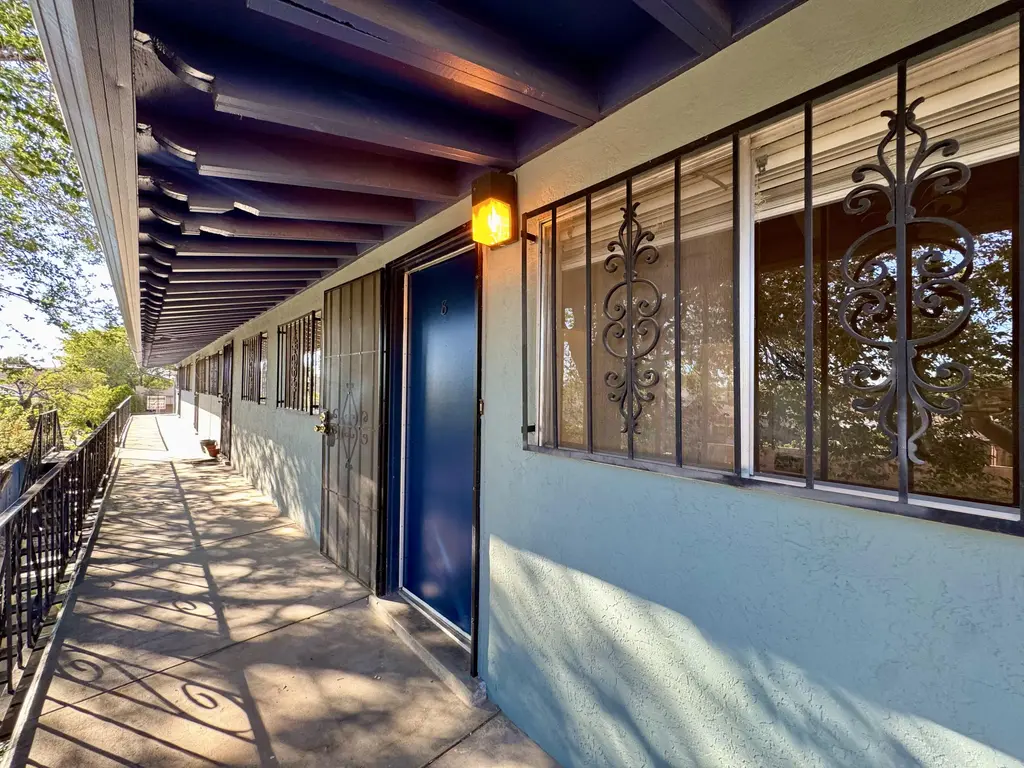 206 Princeton Drive Se Apt 8, Albuquerque