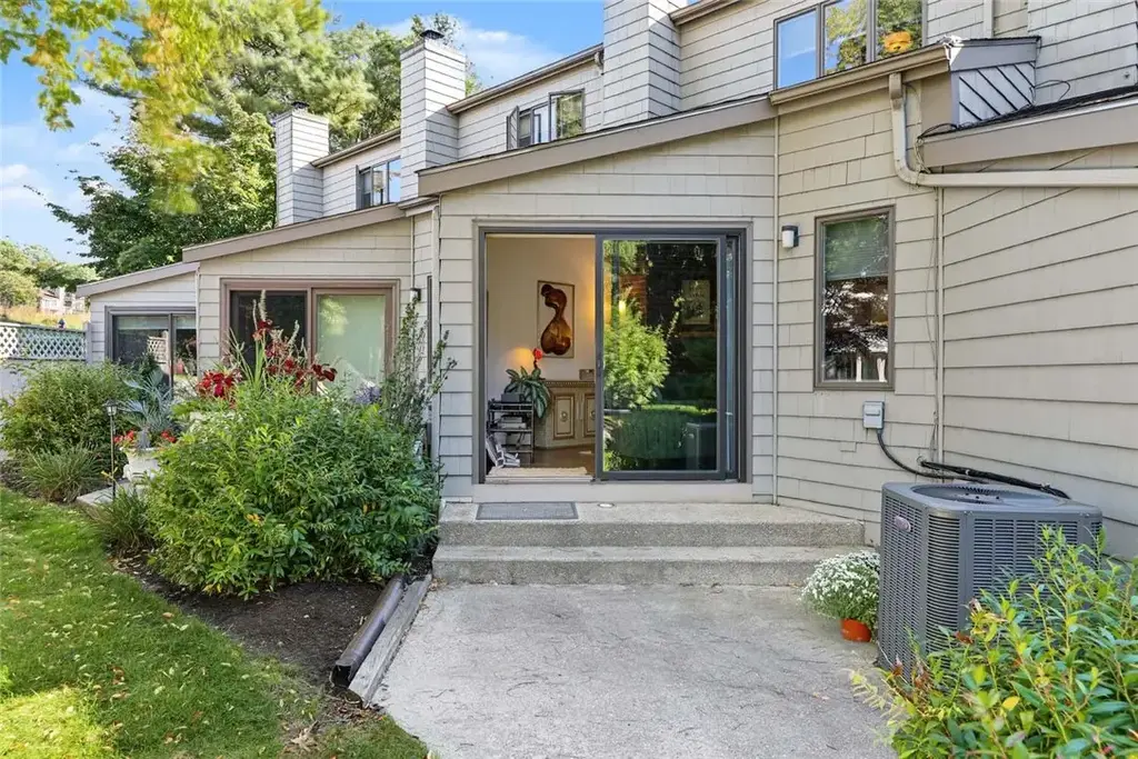 74 Sea Breeze Ln, Bristol