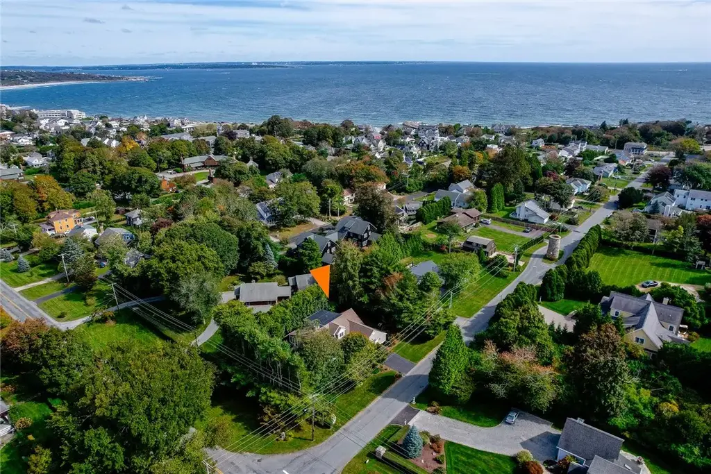 67 Earles Ct, Narragansett