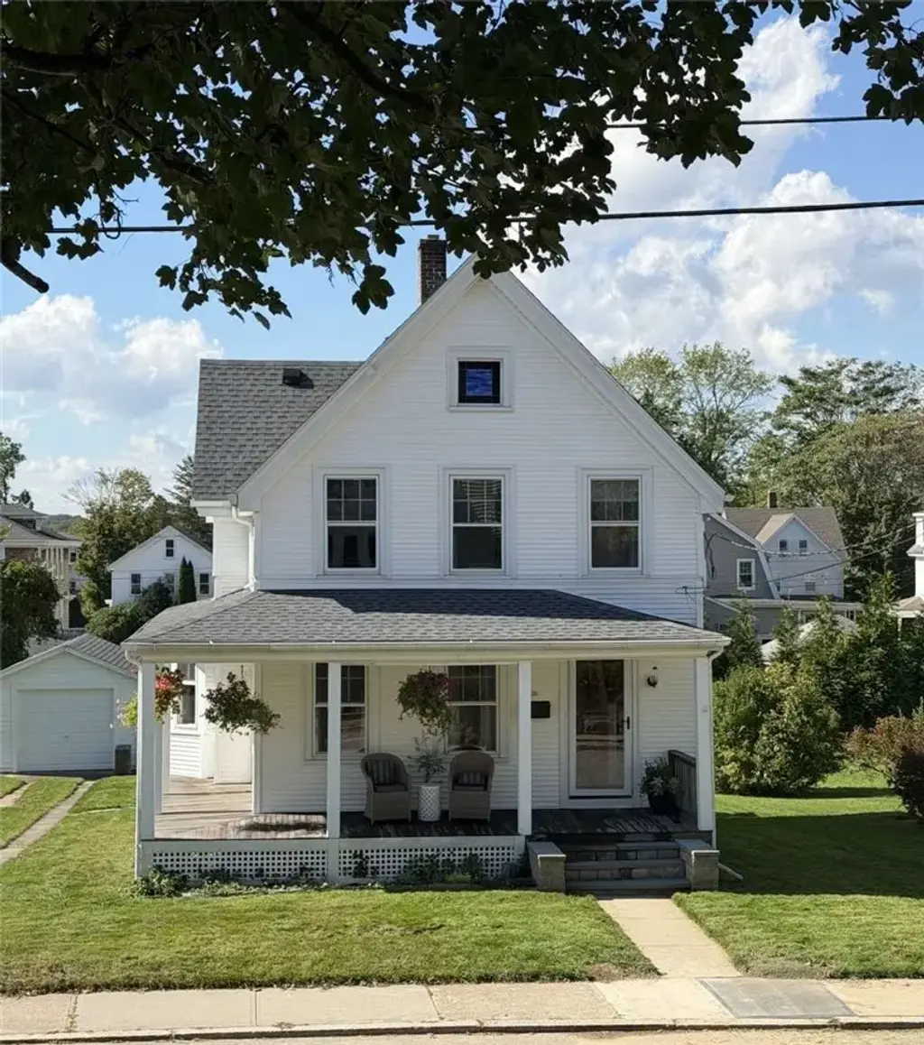 39 Chester Ave, Westerly