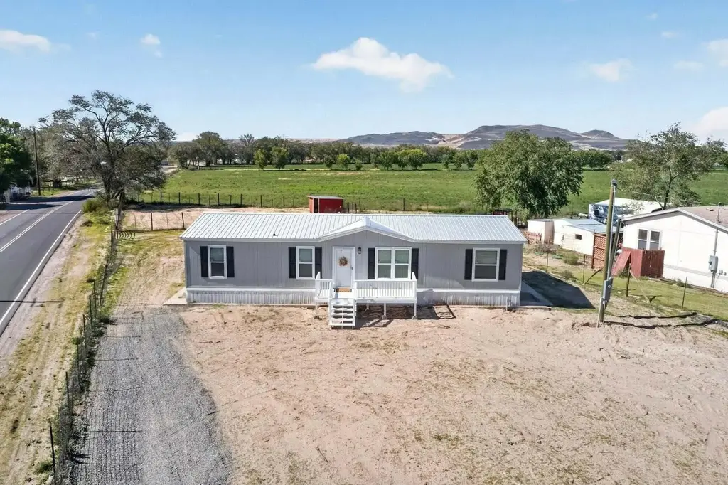 704 Juan P Sanchez Road Sw, Los Lunas