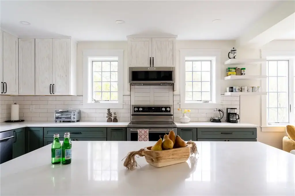 304 3rd Beach Rd, Middletown