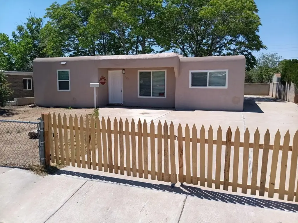 1015 June Street Ne, Albuquerque