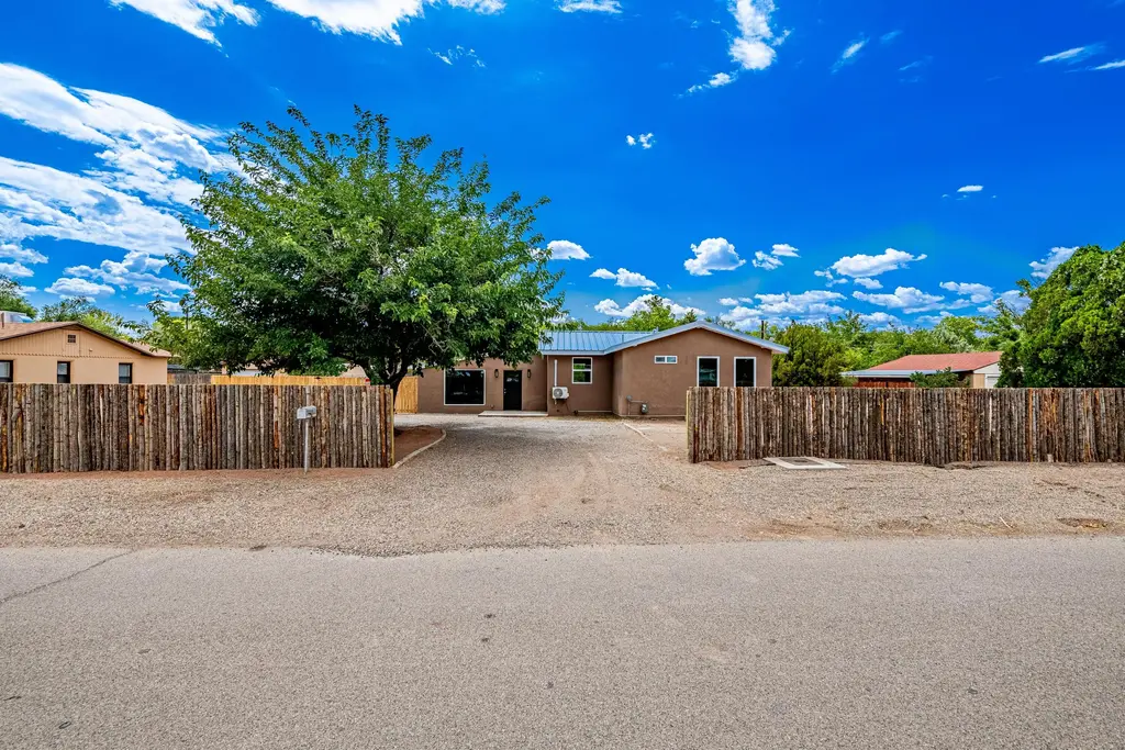 6667 Elwood Drive Nw, Los Ranchos