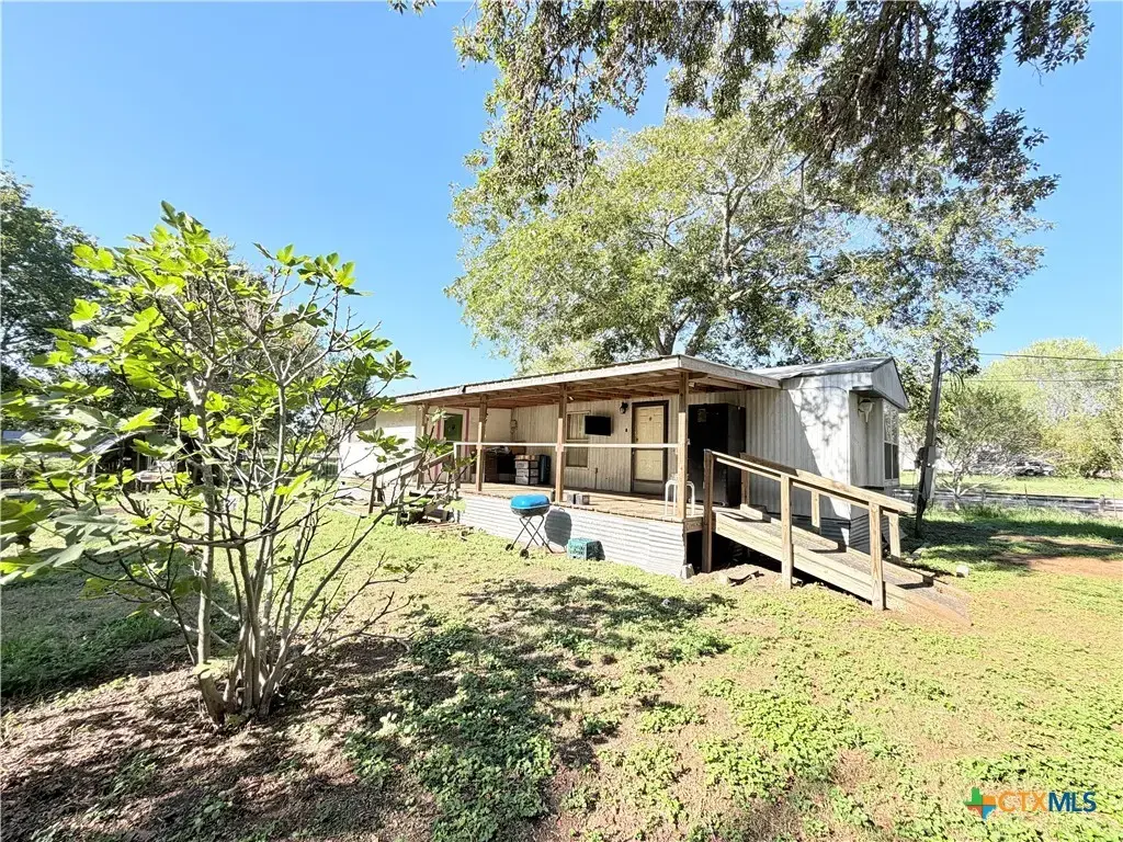 204 Hope Street, Yoakum
