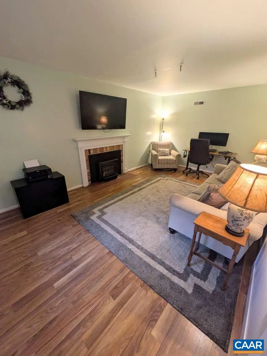 206 Robinhood Rd, Staunton