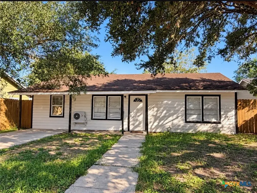 205 E Johnson, Cuero