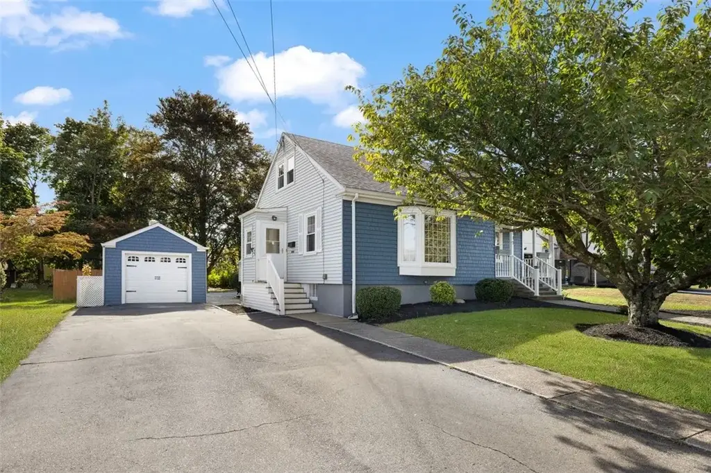 111 Durfee Rd, Tiverton