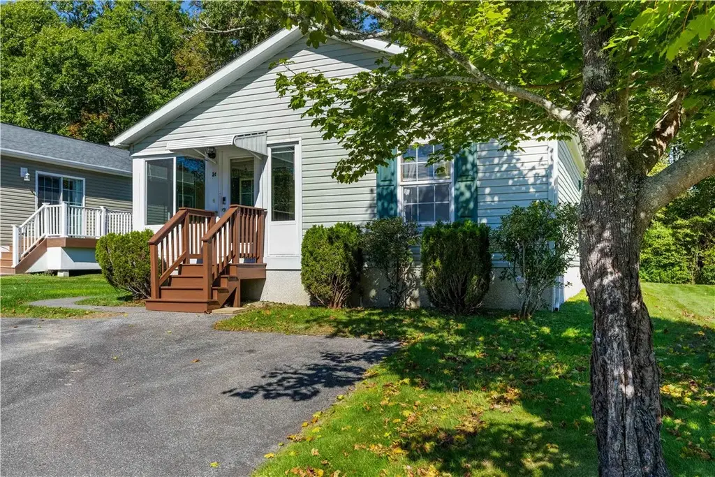 26 Bluebird Dr, Tiverton