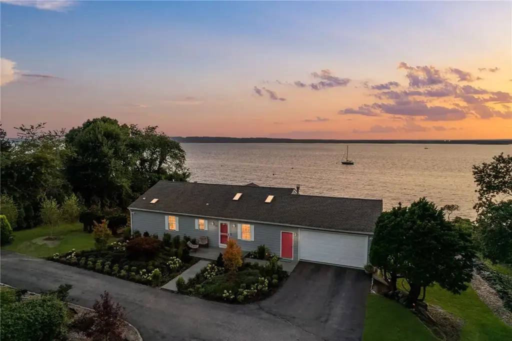 585 Seaside Dr, Jamestown