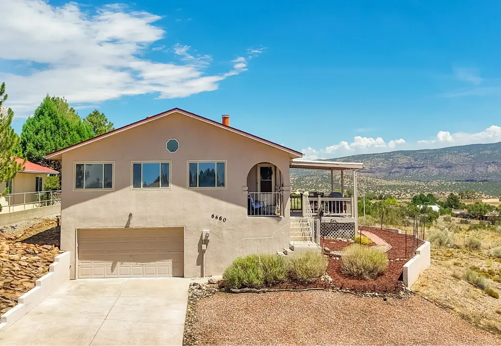 6460 Hoochaneetsa Boulevard, Cochiti
