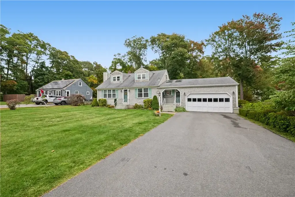 420 Crandall Rd, Tiverton