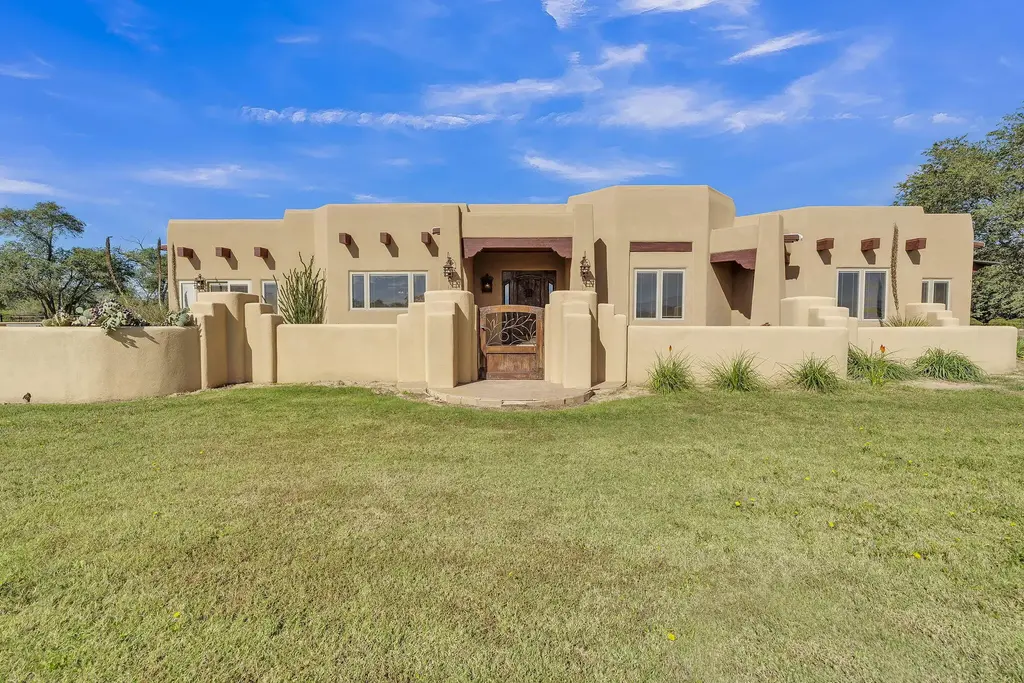 27 Loma Del Rio, Belen