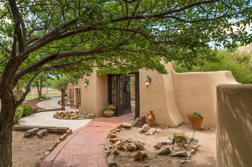18 Rivendell Lane, Los Lunas