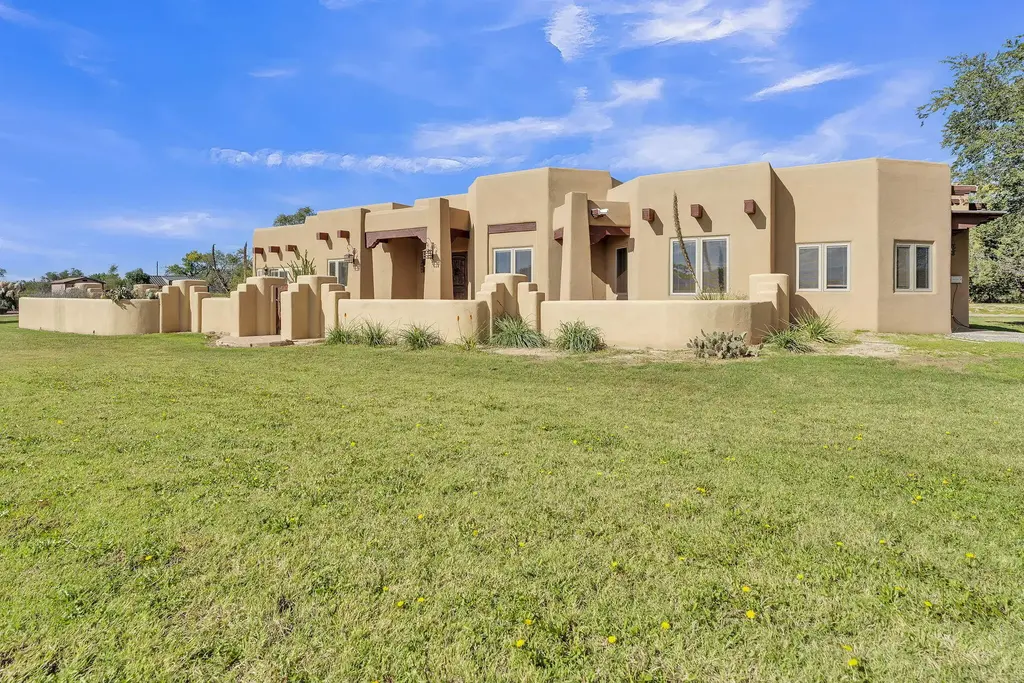 27 Loma Del Rio, Belen