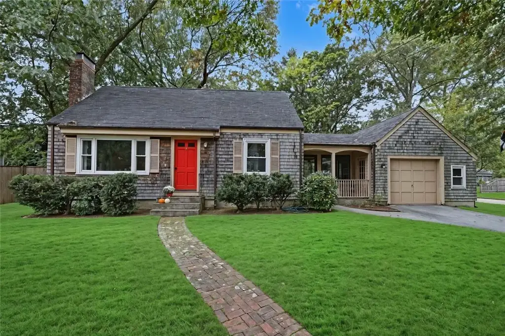 18 Pine Cone Dr, Barrington