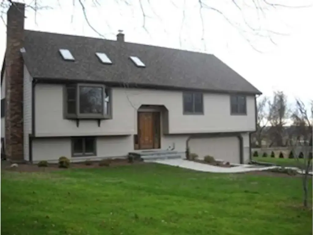 90 Pheasant Dr, Portsmouth