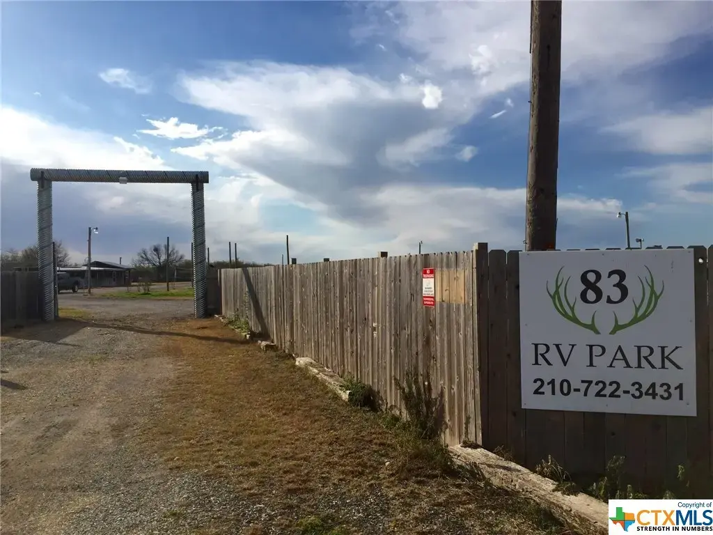 63 W County Road 4017 Road, La Pryor