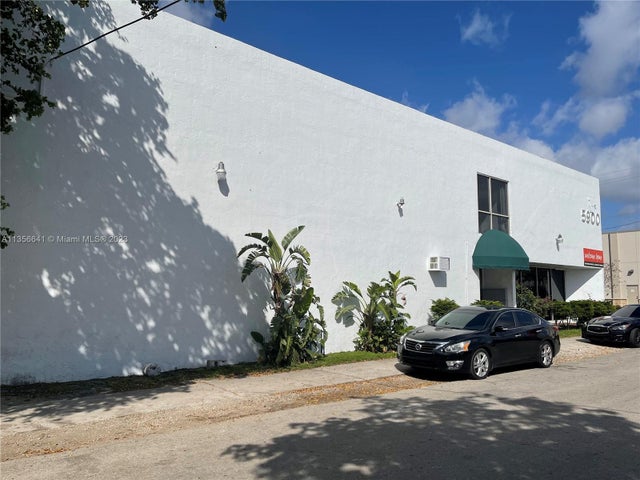 4 of 10 - 5900 Dewey St, Hollywood, FL